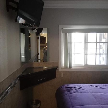 Suites Leon Rojo 티후아나 외부 사진